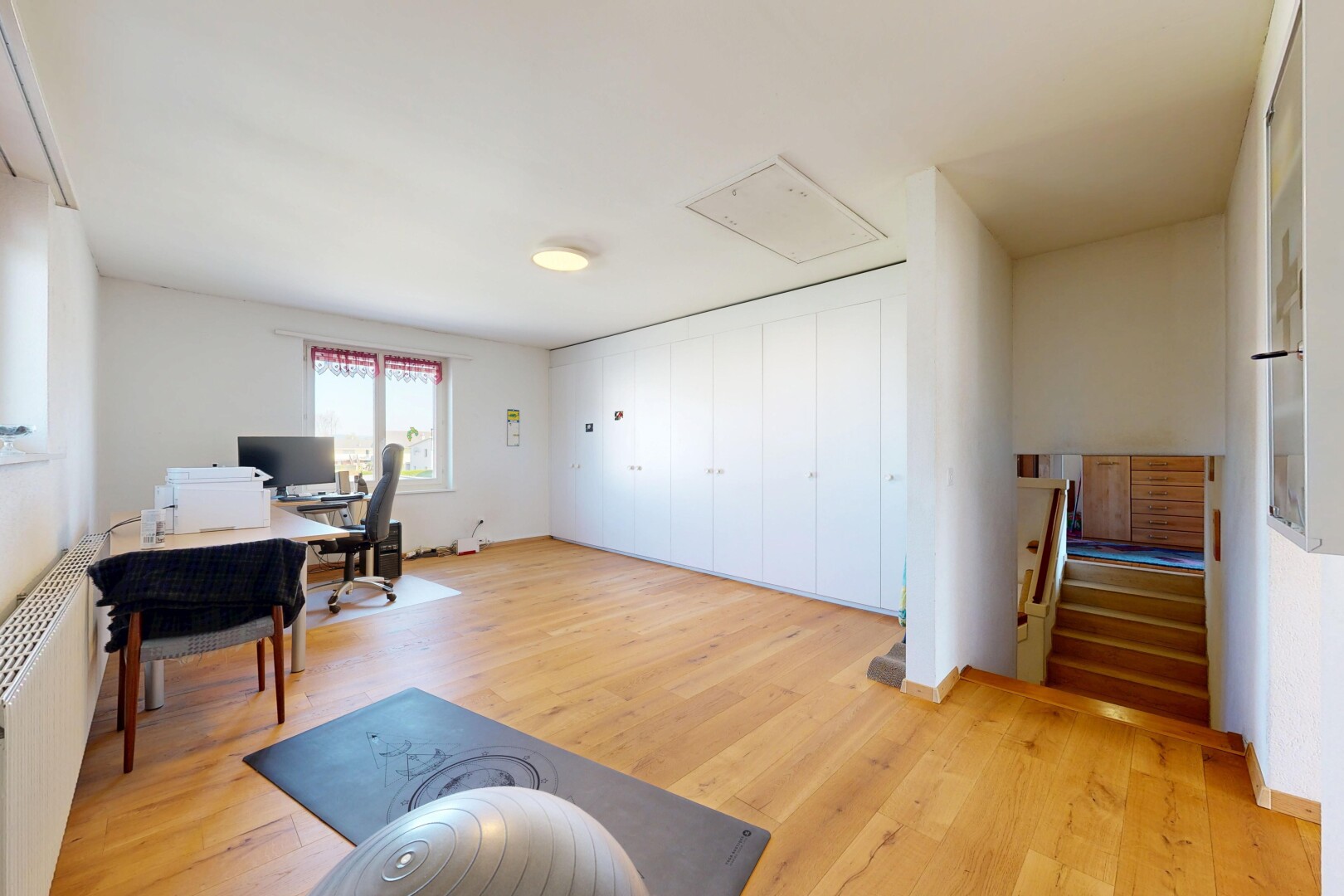 salon avec wood finish floor, sol en finition bois, inside property, natural light, et lumière naturelle