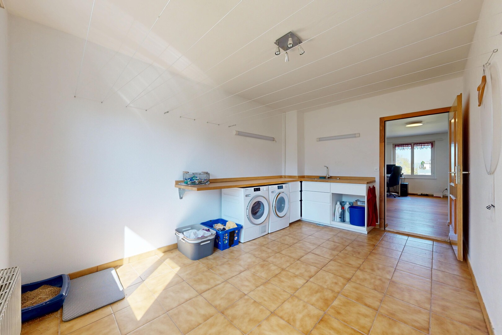 buanderie avec natural light, lumière naturelle, lave-linge et sèche-linge séparés, inside property, et drywall