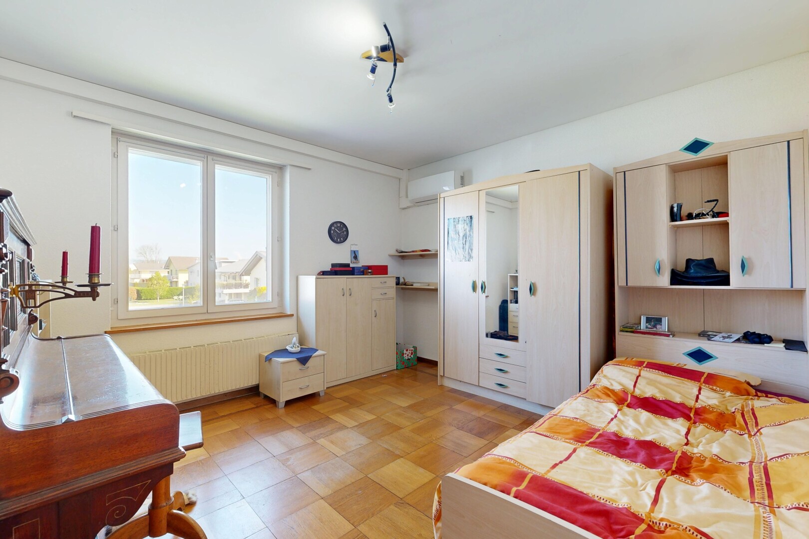 chambre avec light floor, radiateur, inside property, drywall, et cloison sèche