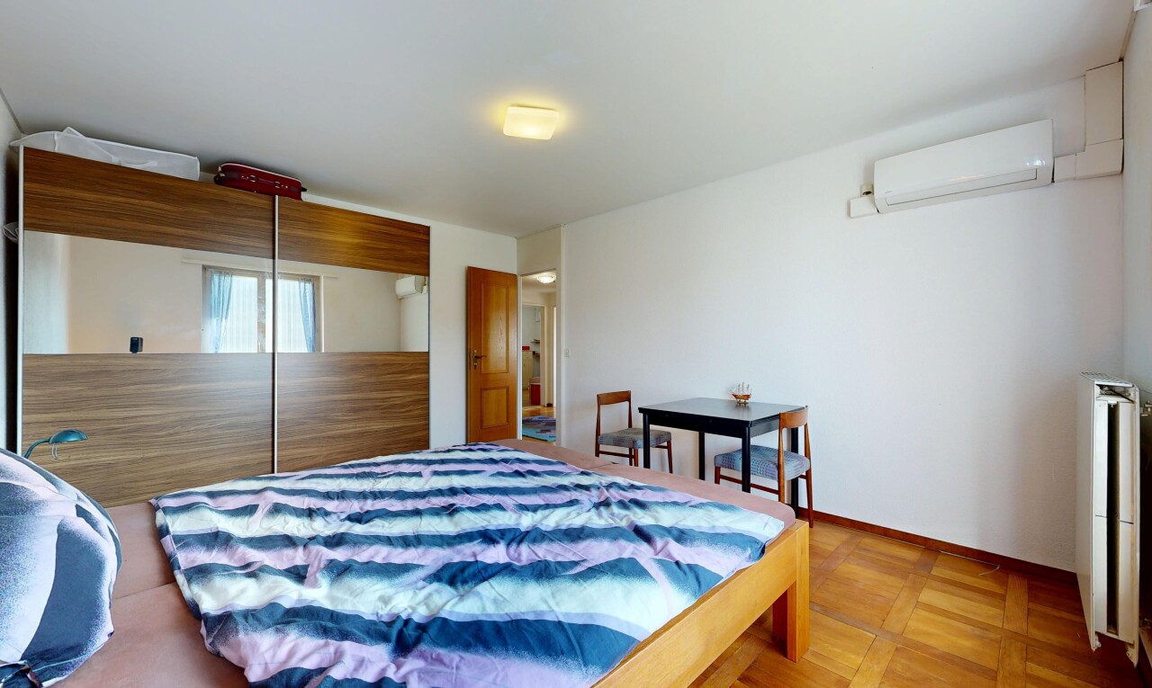 chambre avec placard, inside property, cloison sèche, drywall, et climatiseur mural