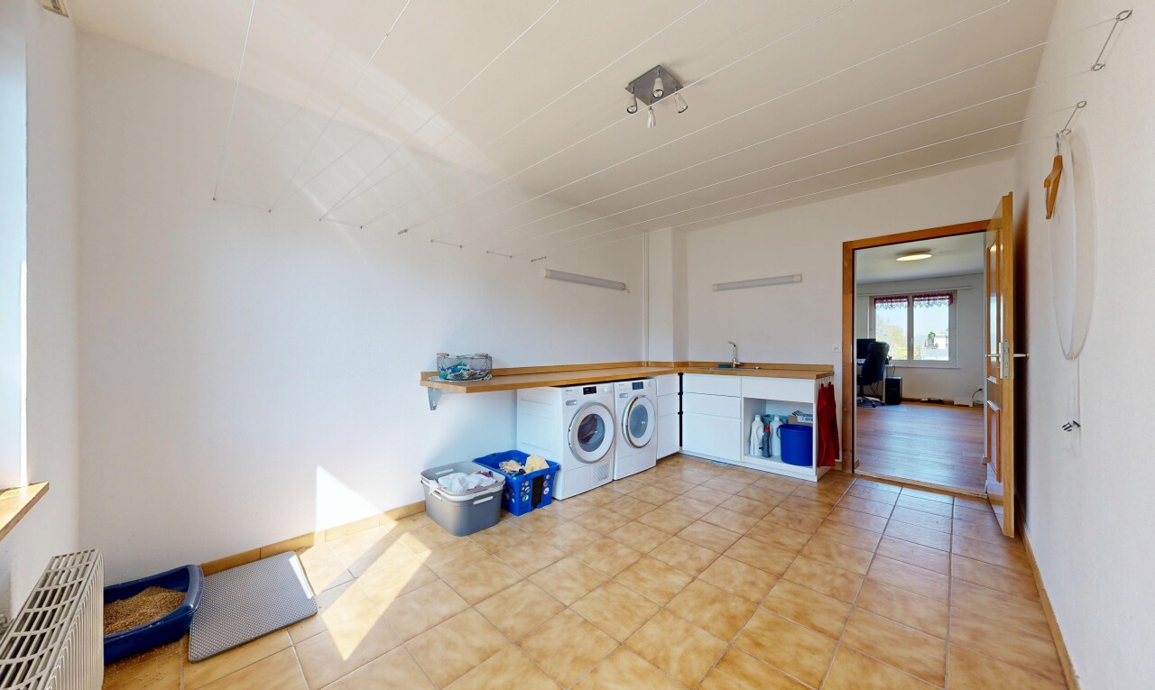 buanderie avec natural light, lumière naturelle, lave-linge et sèche-linge séparés, inside property, et drywall