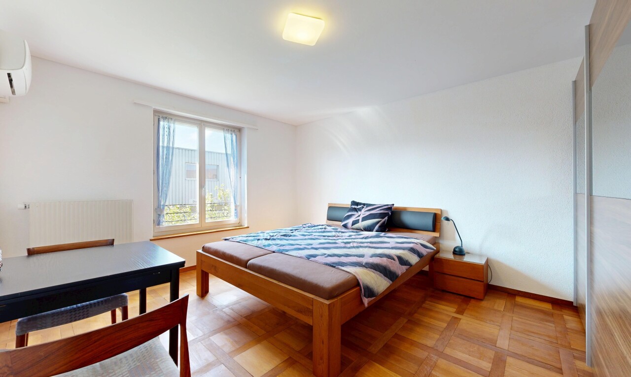 chambre avec drywall, cloison sèche, natural light, lumière naturelle, et inside property