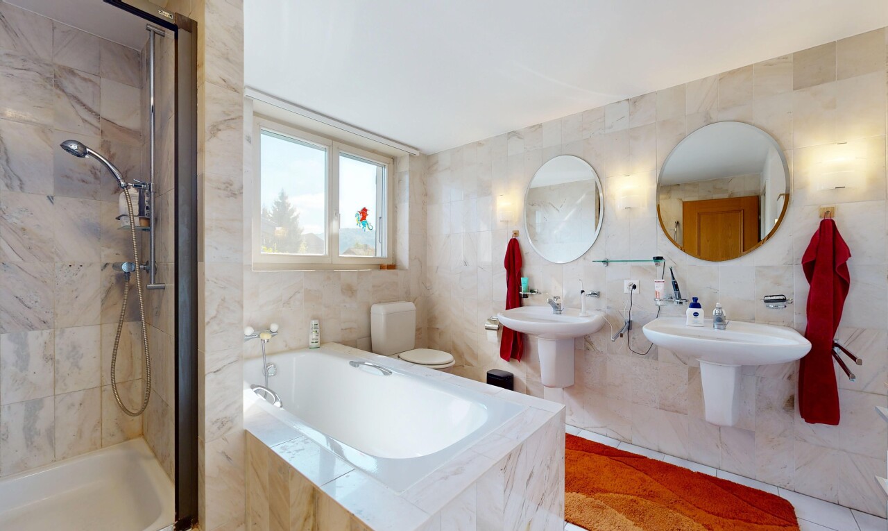 salle de bains avec miroir, tile wall, mur en carrelage, douche, et salle de bain complète