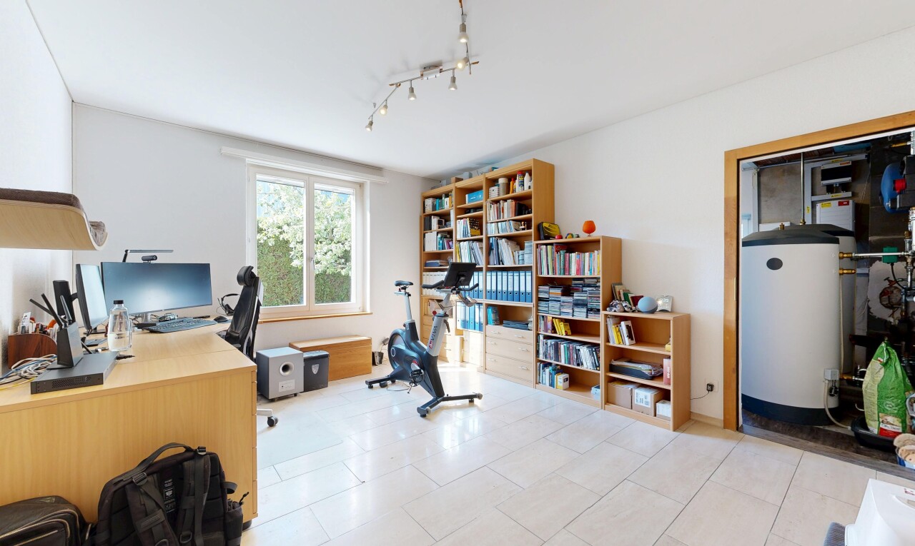 bureau avec drywall, cloison sèche, light floor, natural light, et lumière naturelle