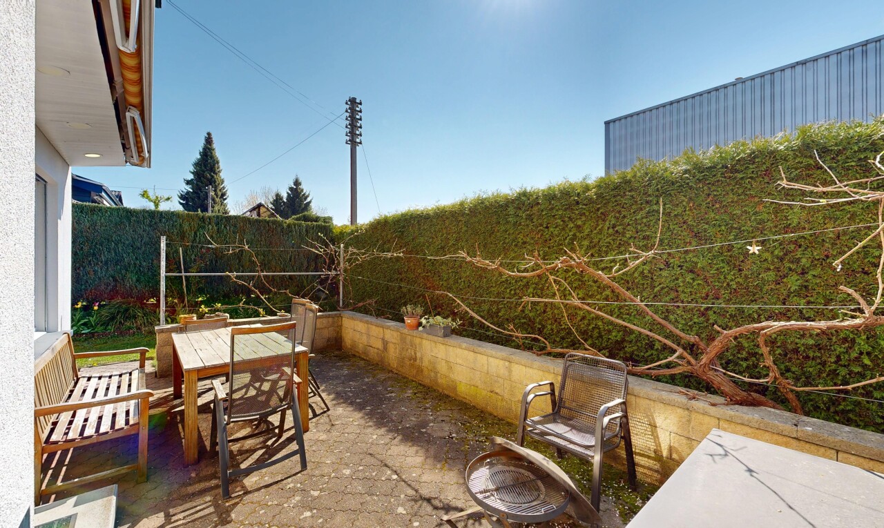 terrasse avec coin repas extérieur, terrasse, from property, clôture, et power lines view
