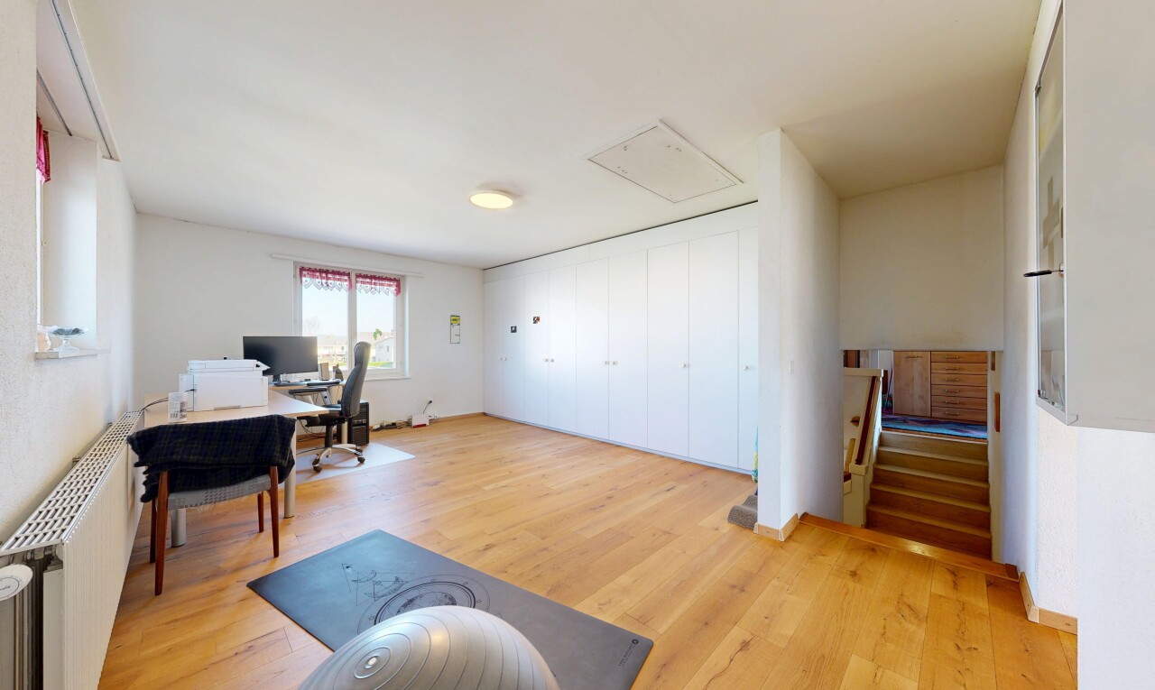 salon avec wood finish floor, sol en finition bois, inside property, natural light, et lumière naturelle