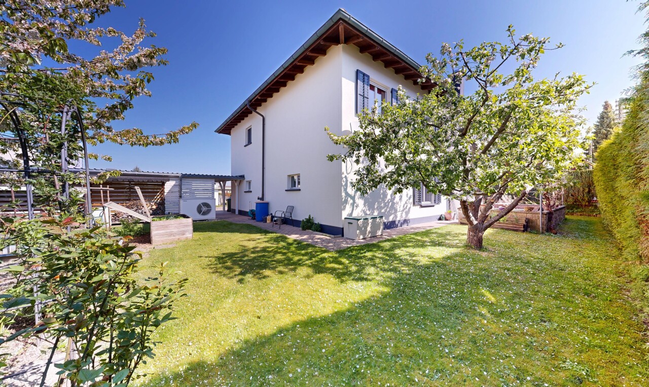 façade avec property visible, bardage en stuc, pelouse, et day time