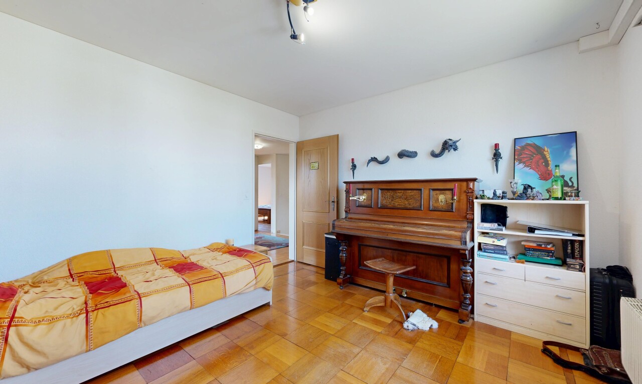 chambre avec drywall, cloison sèche, inside property, parquet floor, et wood finish floor