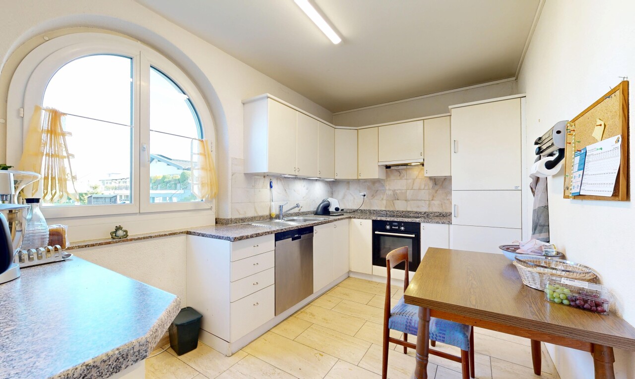 cuisine avec four, light floor, backsplash, dosseret, et inside property