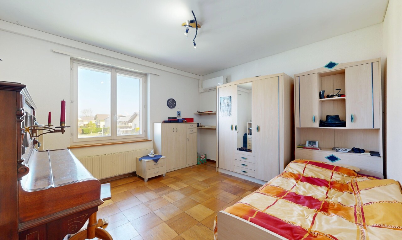 chambre avec light floor, radiateur, inside property, drywall, et cloison sèche
