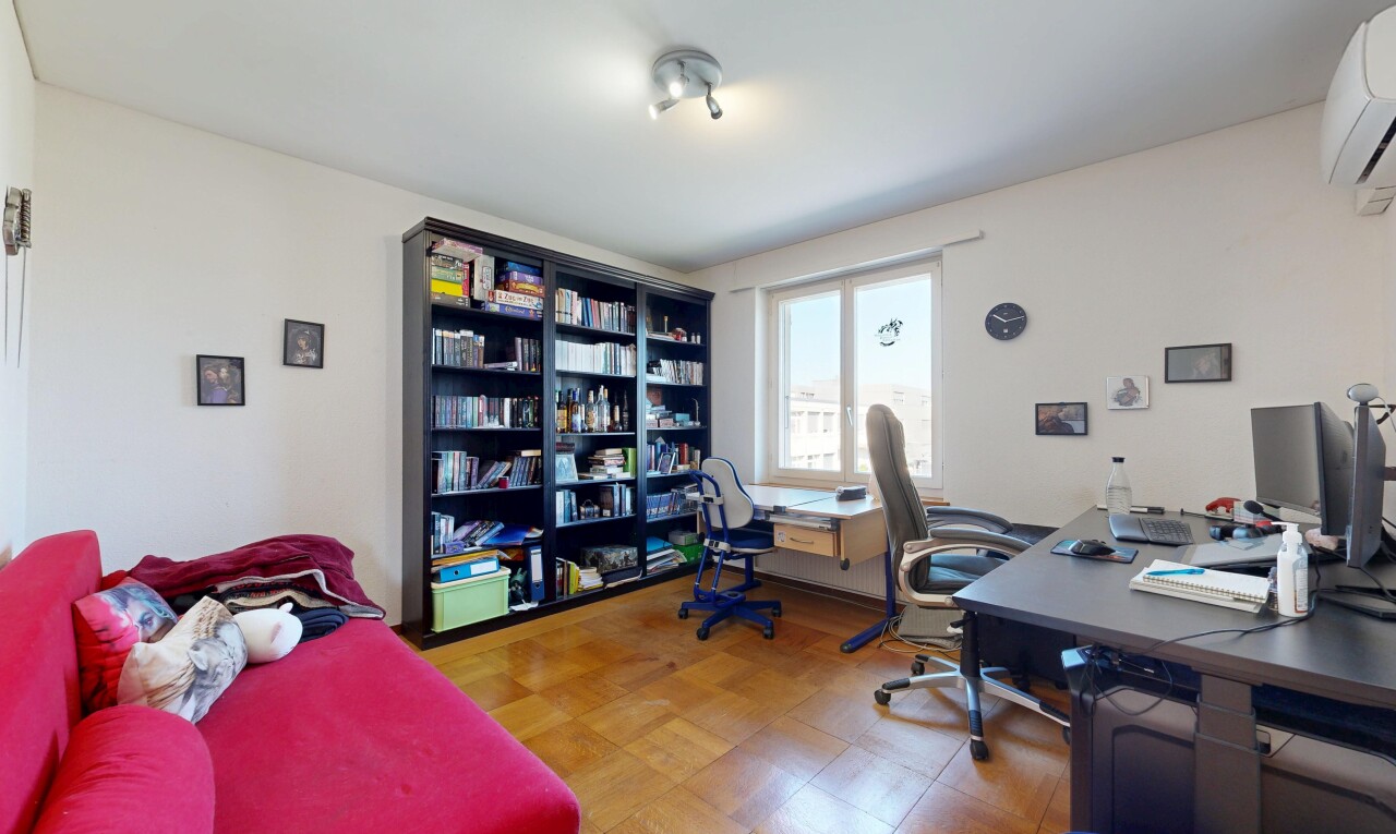 bureau avec drywall, cloison sèche, inside property, espace bureau, et natural light