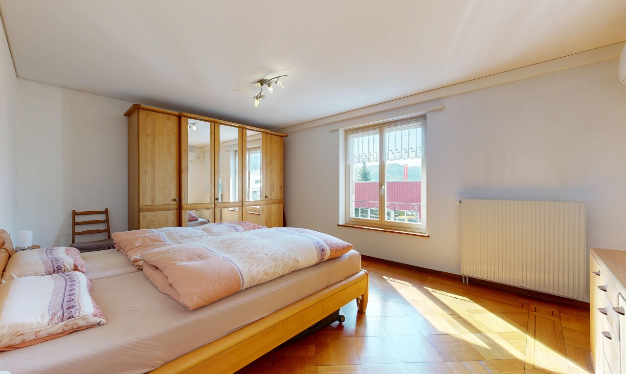 chambre avec cloison sèche, drywall, radiateur, lumière naturelle, et natural light