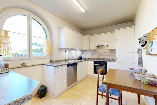 cuisine avec four, light floor, backsplash, dosseret, et inside property