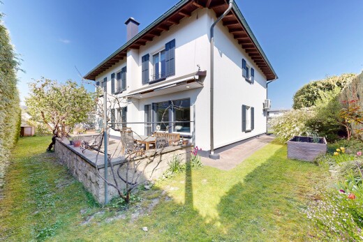 außenansicht mit rasen, property visible, schornstein, stuckverkleidung, und day time
