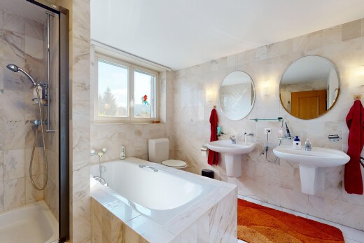 bad mit spiegel, tile wall, fliesenwand, dusche, und komplettes badezimmer