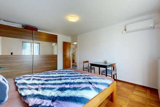 zimmer / schlafzimmer mit kleiderschrank, inside property, gipskartonwand, drywall, und wandklimaanlage