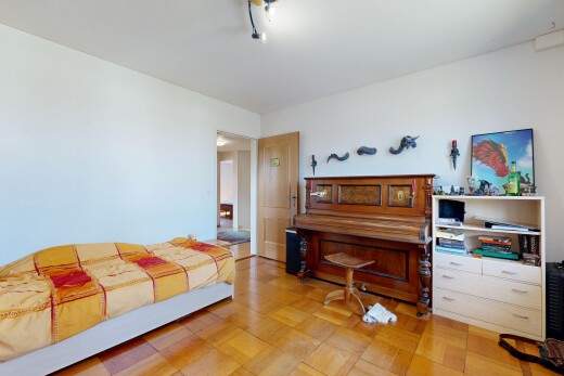 zimmer / schlafzimmer mit drywall, gipskartonwand, inside property, parquet floor, und wood finish floor