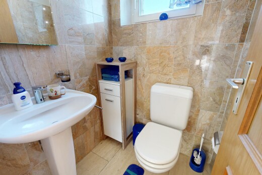 bad mit toilette, tile wall, fliesenwand, spiegel, und gäste-wc