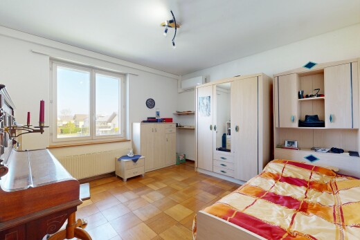 chambre avec light floor, radiateur, inside property, drywall, et cloison sèche