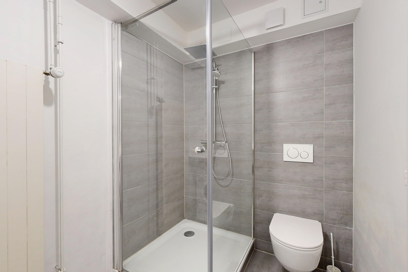 salle de bains avec salle de bain complète, douche, et inside property