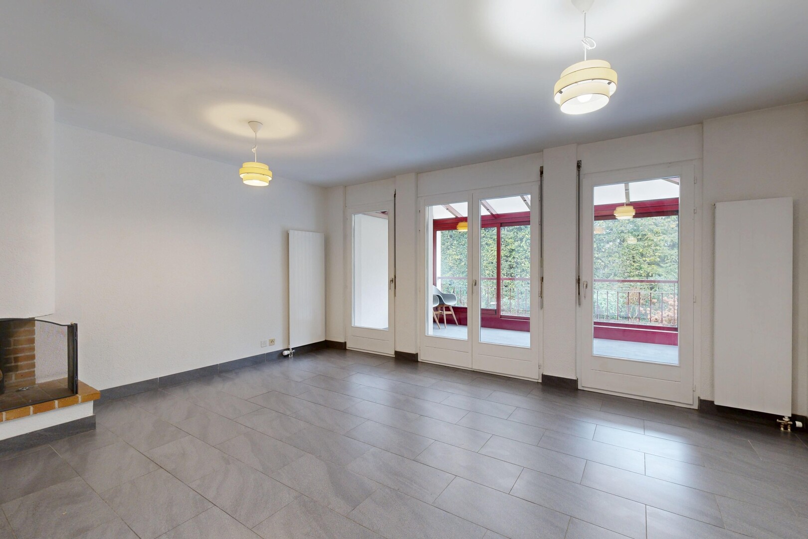 pièce vide avec inside property, drywall, cloison sèche, natural light, et lumière naturelle