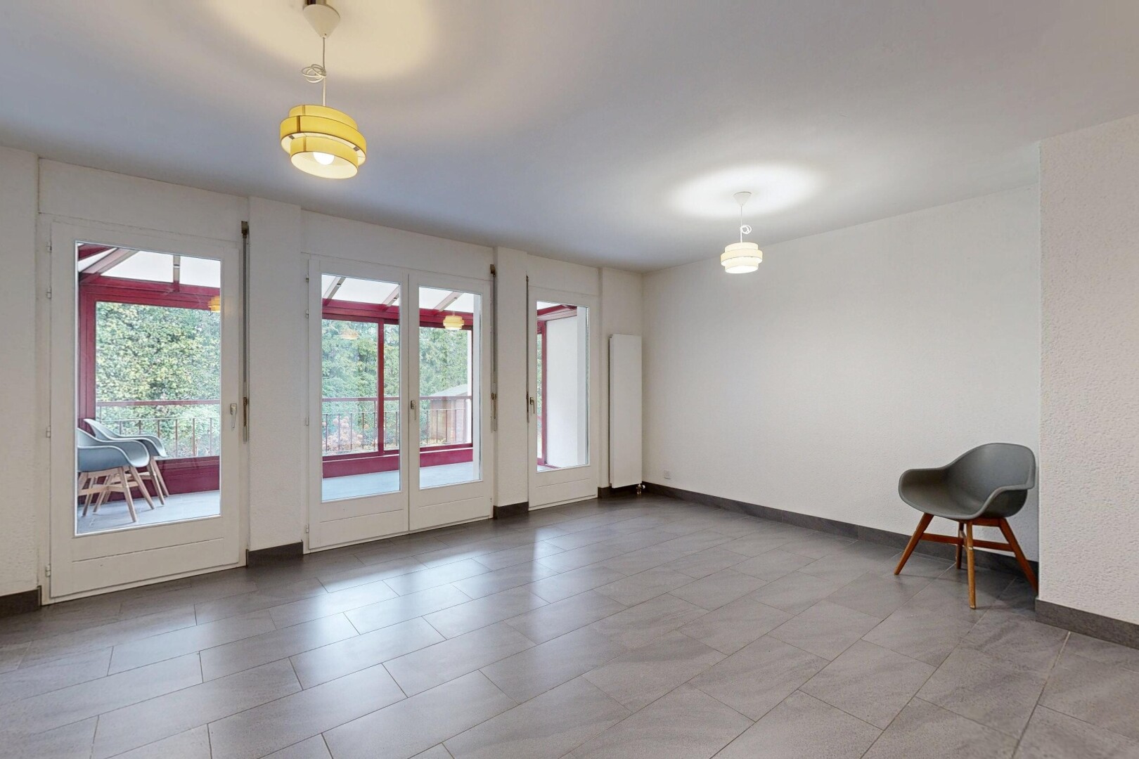 pièce vide avec natural light, lumière naturelle, baseboards wall, plinthes murales, et inside property