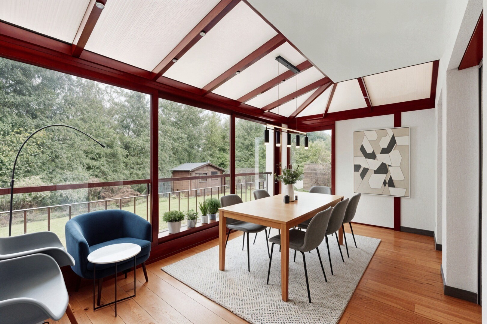 pièce vide avec natural light, lumière naturelle, vaulted ceiling, plafond voûté, et inside property
