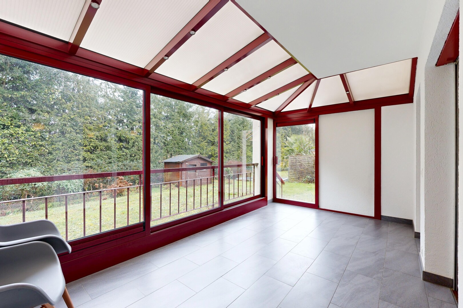 pièce vide avec natural light, lumière naturelle, vaulted ceiling, plafond voûté, et inside property