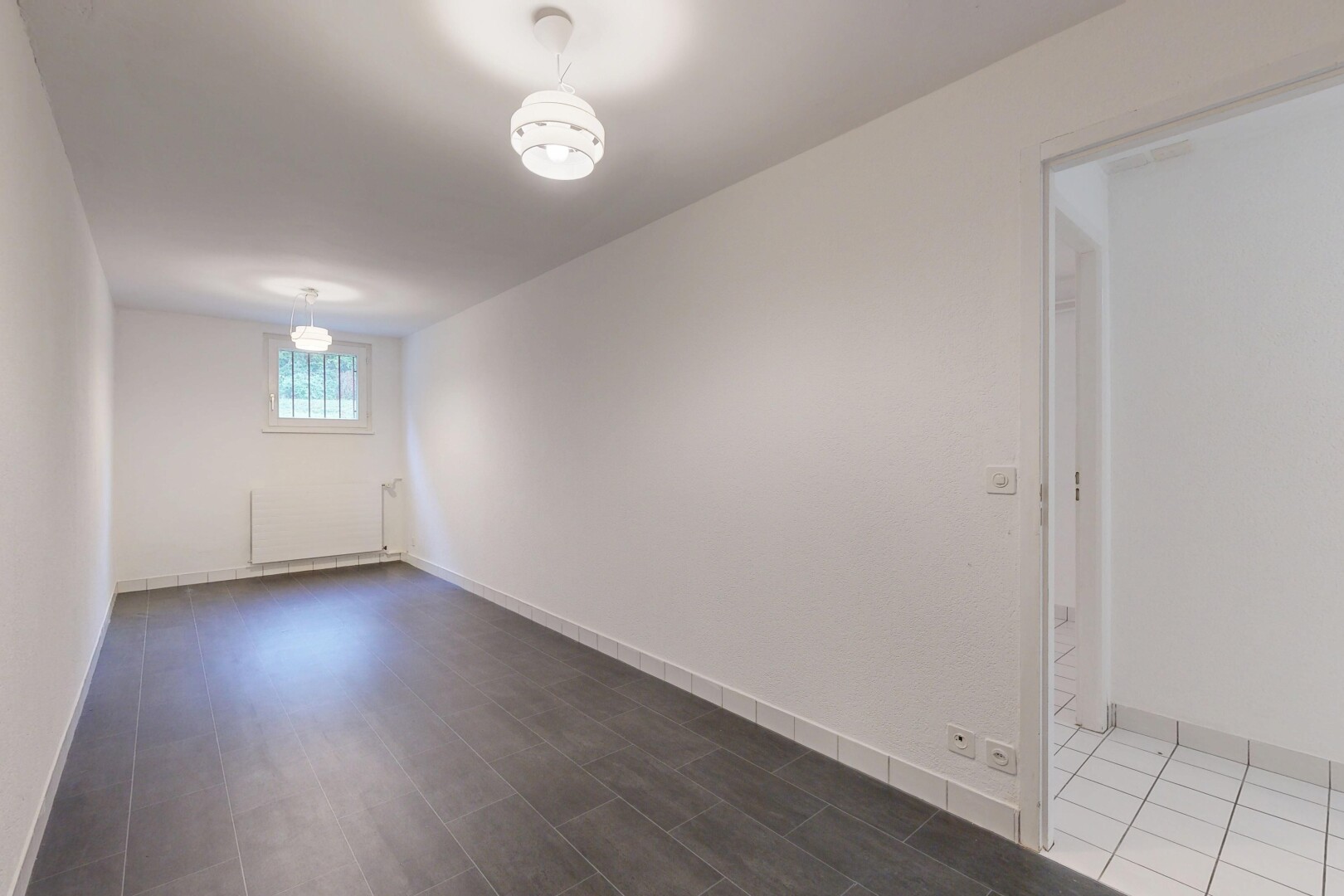 pièce vide avec natural light, lumière naturelle, drywall, cloison sèche, et inside property