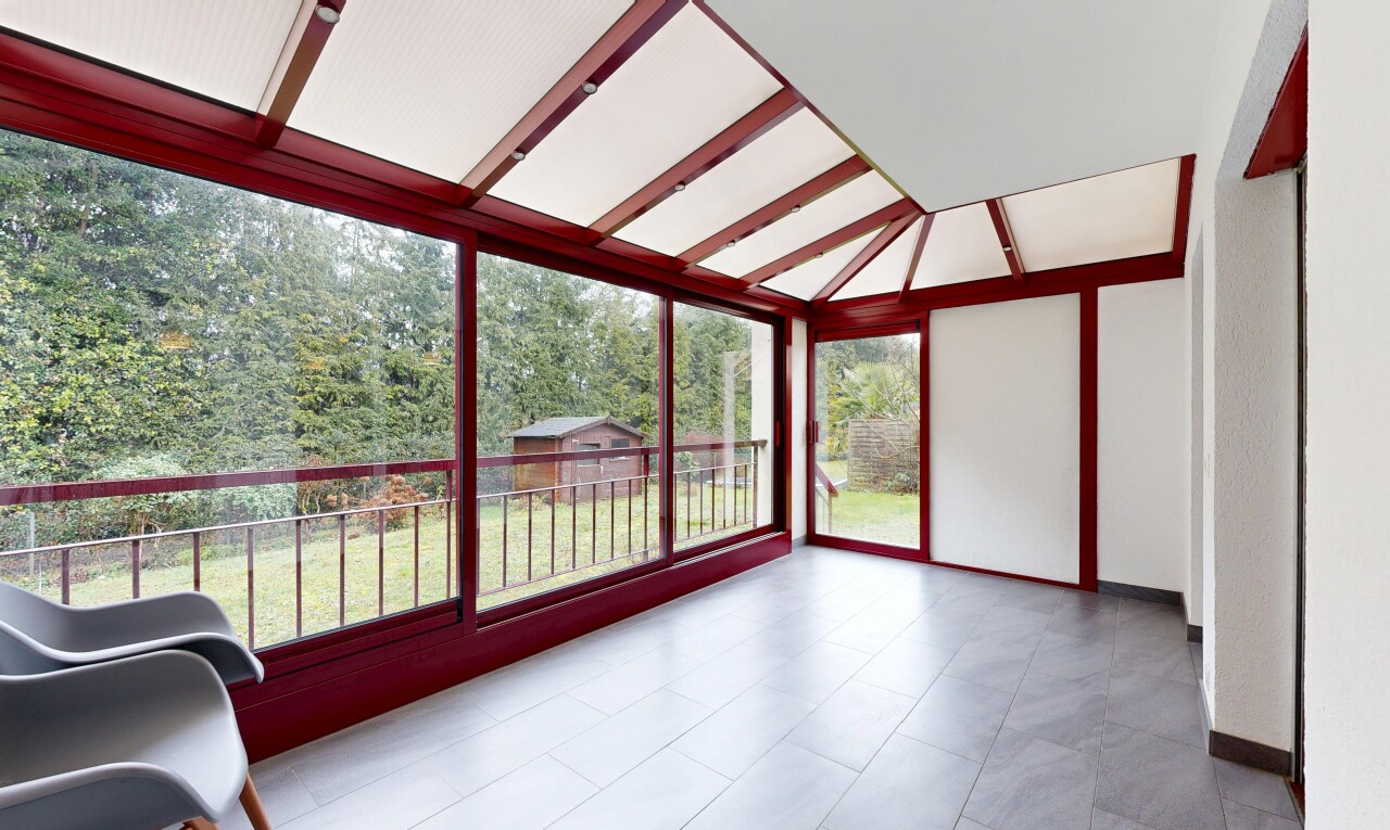 pièce vide avec natural light, lumière naturelle, vaulted ceiling, plafond voûté, et inside property