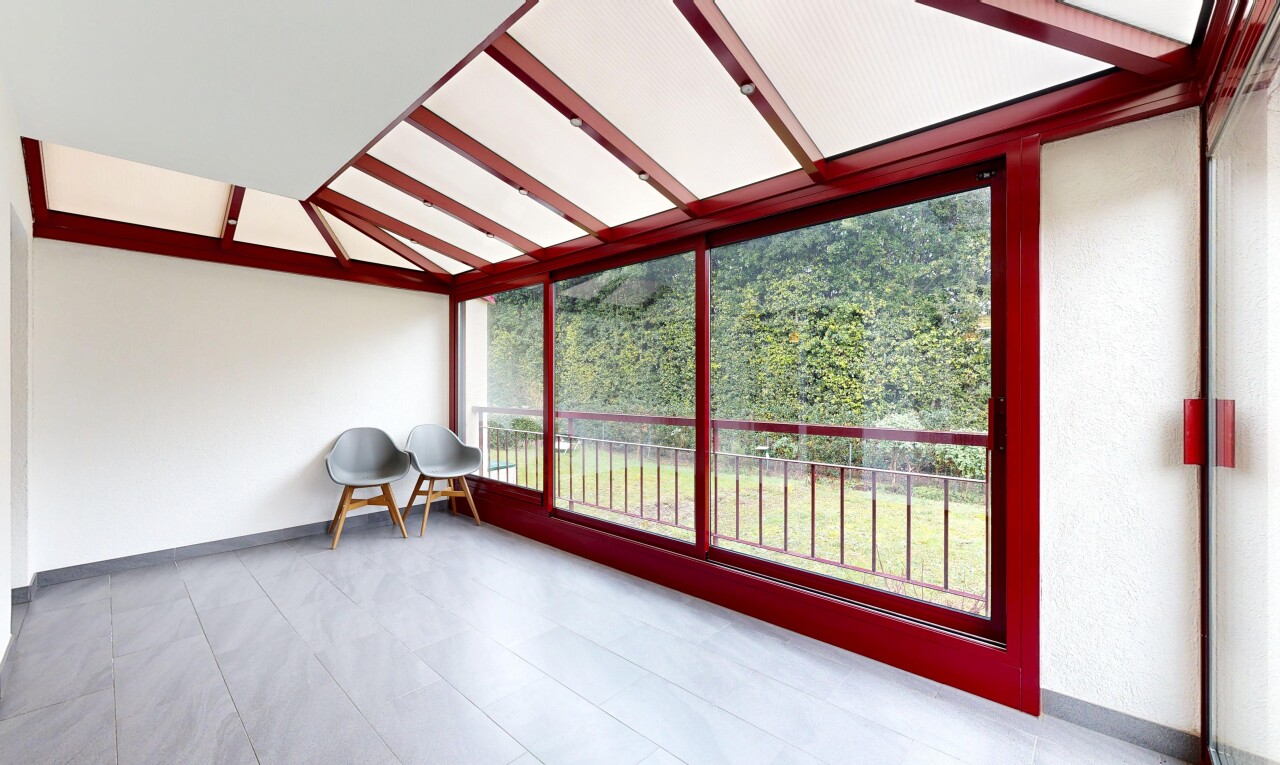 pièce vide avec natural light, lumière naturelle, inside property, baseboards wall, et plinthes murales
