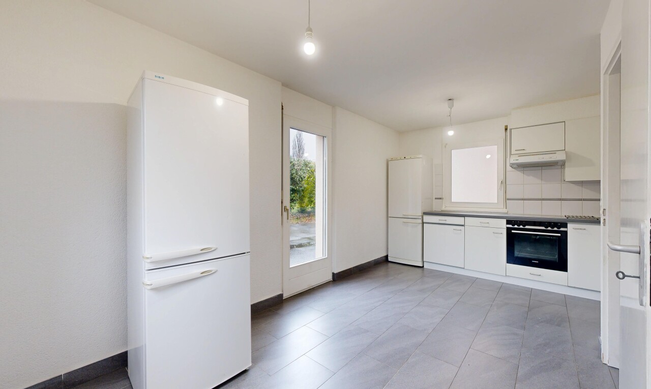 cuisine avec réfrigérateur, white cabinets, armoires blanches, pendant lighting, et éclairage suspendu