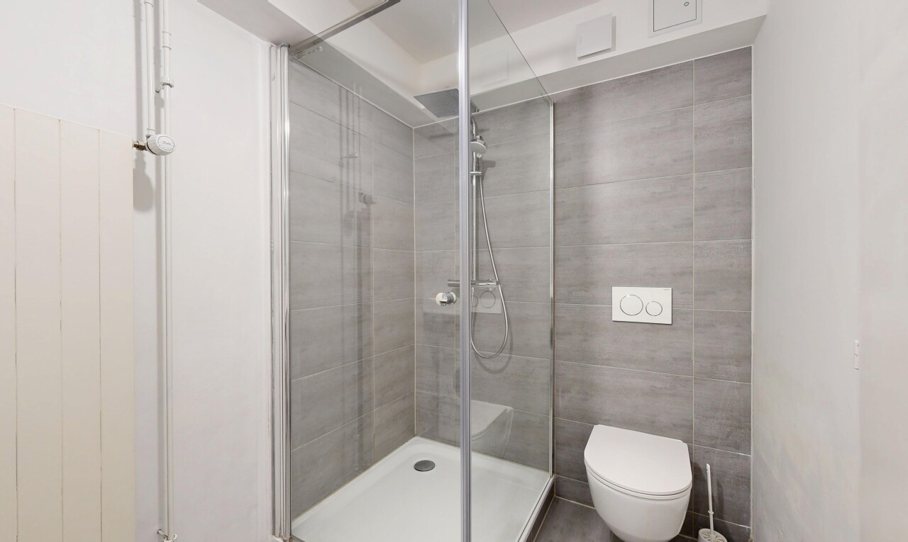 salle de bains avec salle de bain complète, douche, et inside property