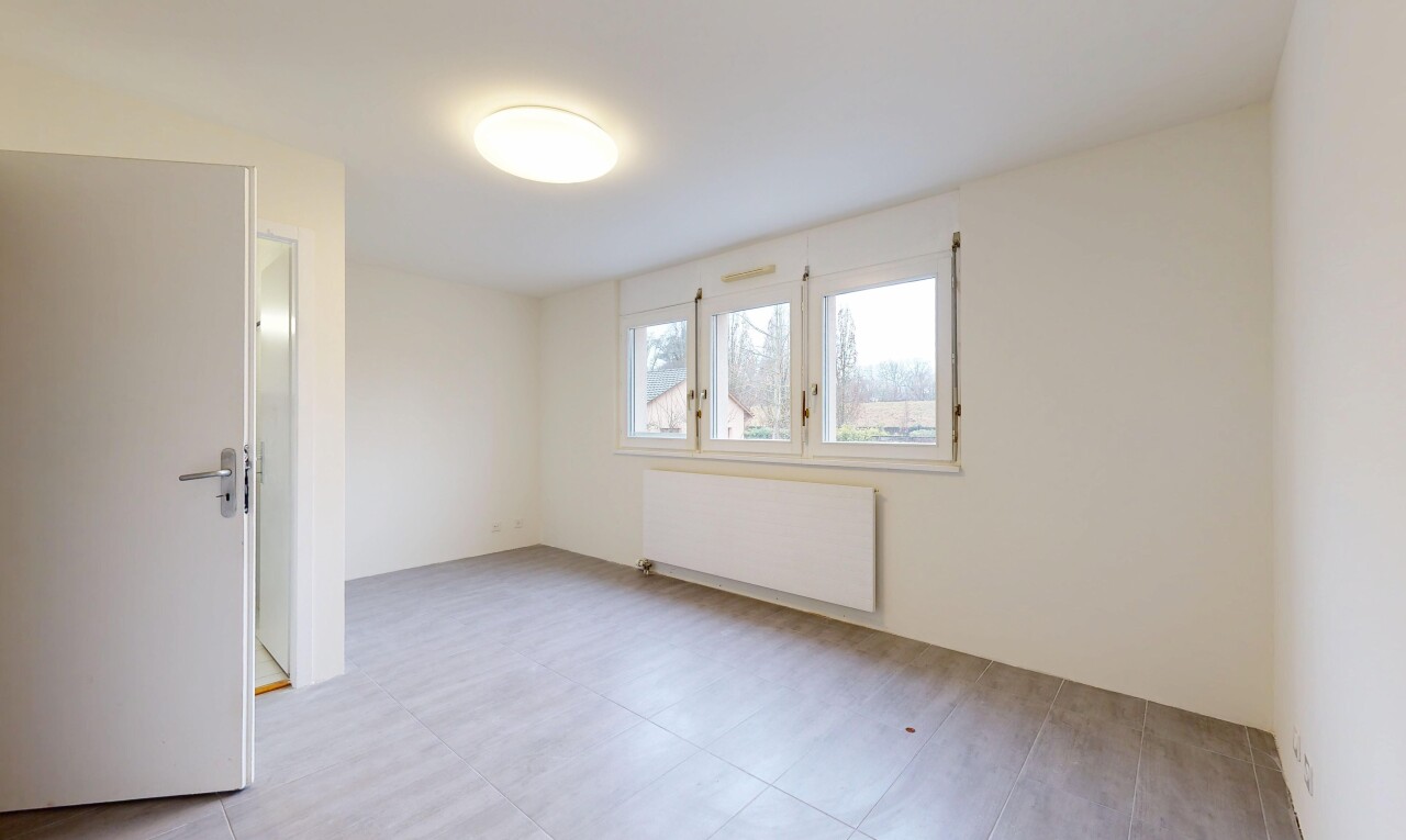 pièce vide avec radiateur, natural light, lumière naturelle, drywall, et cloison sèche