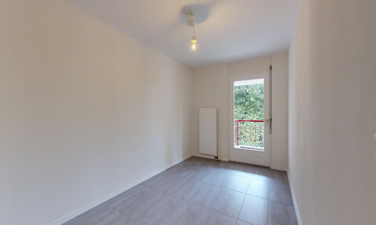pièce vide avec drywall, cloison sèche, baseboards wall, plinthes murales, et natural light