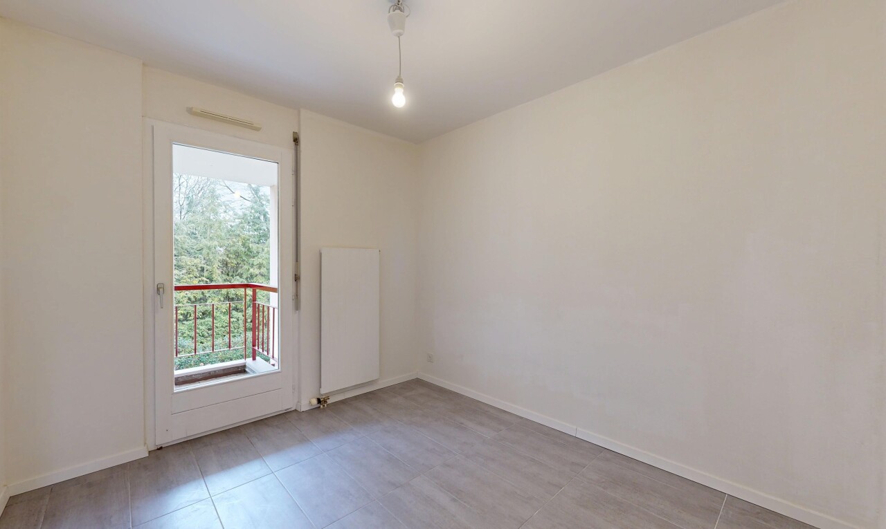 pièce vide avec drywall, cloison sèche, inside property, baseboards wall, et plinthes murales