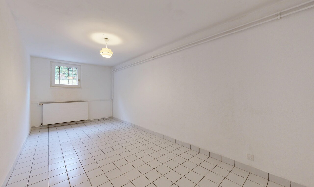 pièce vide avec drywall, cloison sèche, natural light, lumière naturelle, et inside property