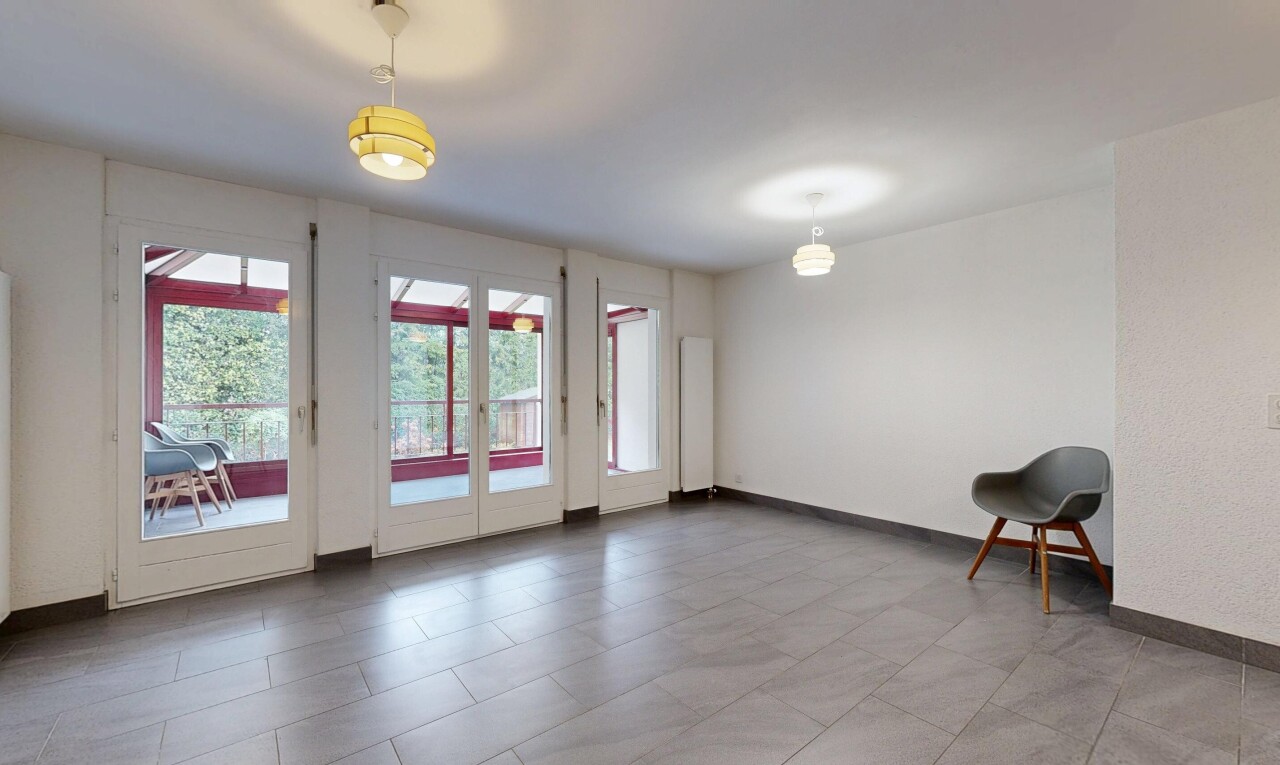 pièce vide avec natural light, lumière naturelle, baseboards wall, plinthes murales, et inside property