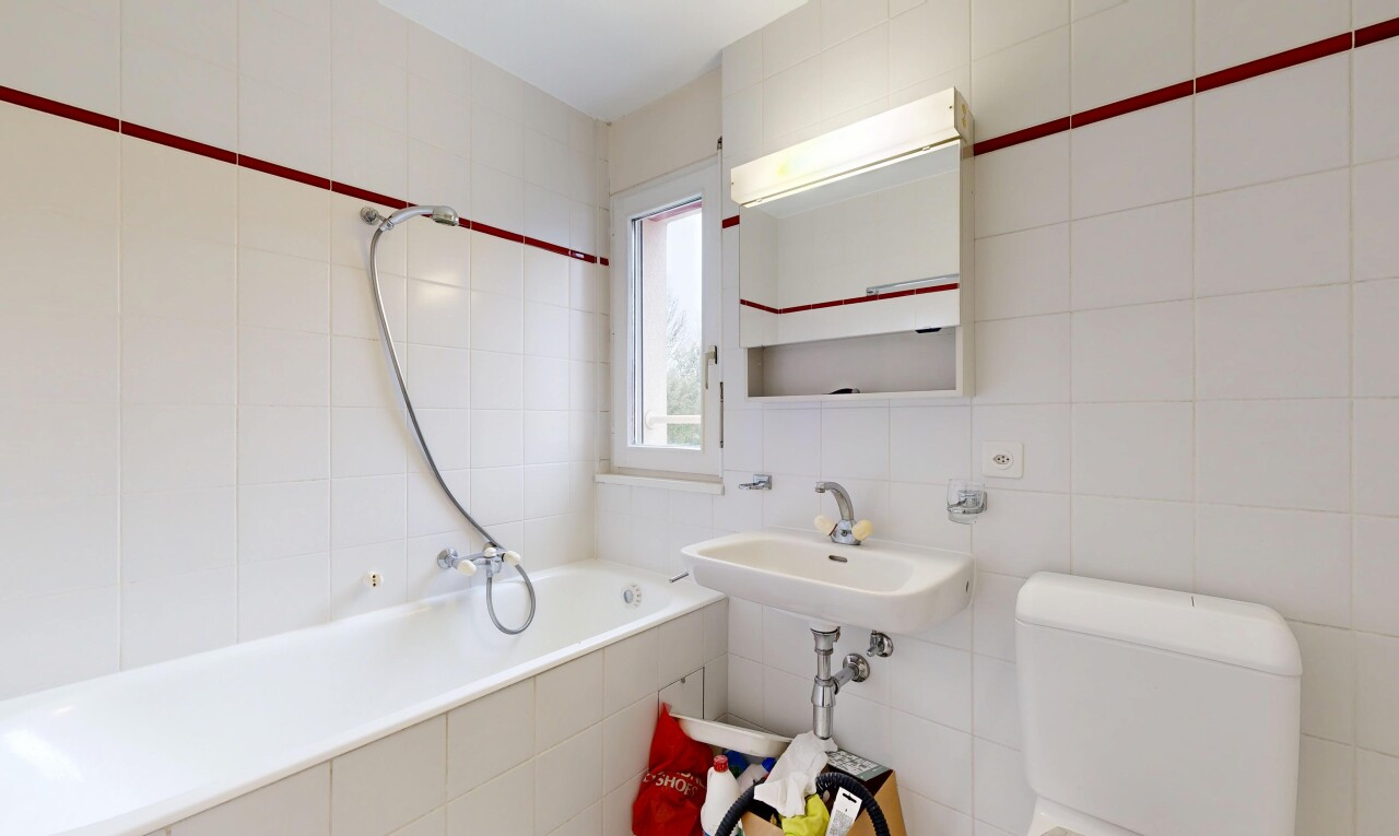 salle de bains avec toilette, tile wall, mur en carrelage, salle de bain complète, et miroir