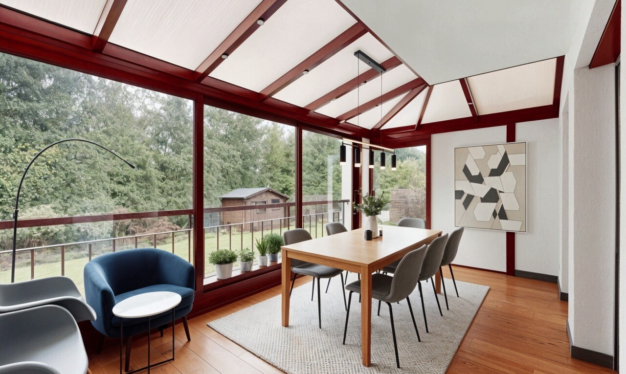 pièce vide avec natural light, lumière naturelle, vaulted ceiling, plafond voûté, et inside property