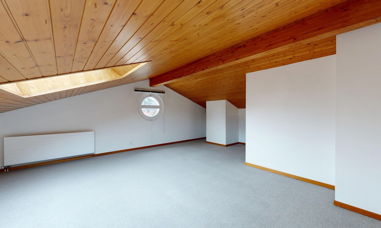 pièce vide avec drywall, cloison sèche, baseboards wall, plinthes murales, et carpet