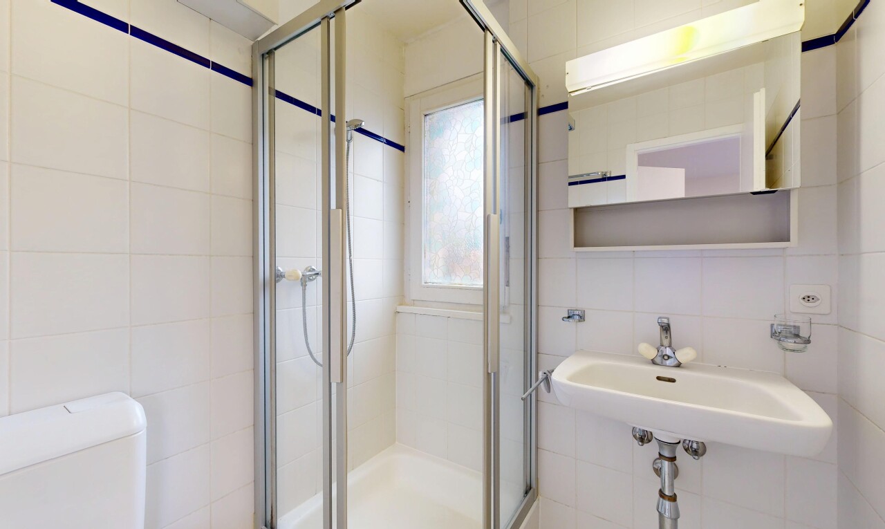 salle de bains avec tile wall, mur en carrelage, salle de bain complète, douche, et miroir