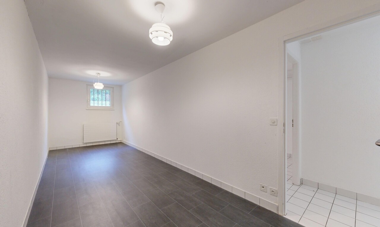 pièce vide avec natural light, lumière naturelle, drywall, cloison sèche, et inside property