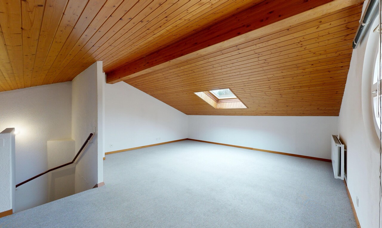 pièce vide avec low ceiling, plafond bas, drywall, cloison sèche, et puits de lumière