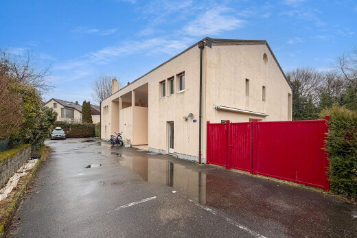 façade avec day time, cheminée, fondation en béton, bardage en stuc, et clôture