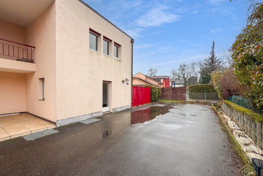 terrasse avec clôture, terrasse, day time, et from property