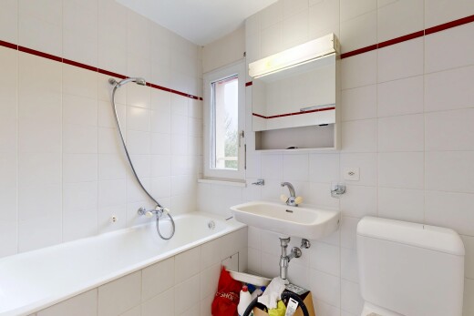 salle de bains avec toilette, tile wall, mur en carrelage, salle de bain complète, et miroir