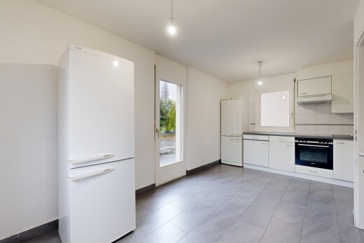 cuisine avec réfrigérateur, white cabinets, armoires blanches, pendant lighting, et éclairage suspendu