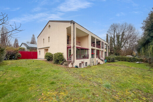 façade avec from property, pelouse, balcon, day time, et clôture