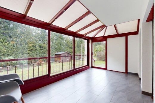 pièce vide avec natural light, lumière naturelle, vaulted ceiling, plafond voûté, et inside property